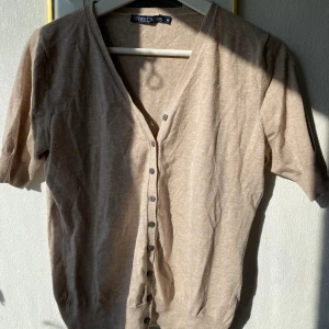 Beige topp - Söt topp från WoolOvers i storlek M 🌸