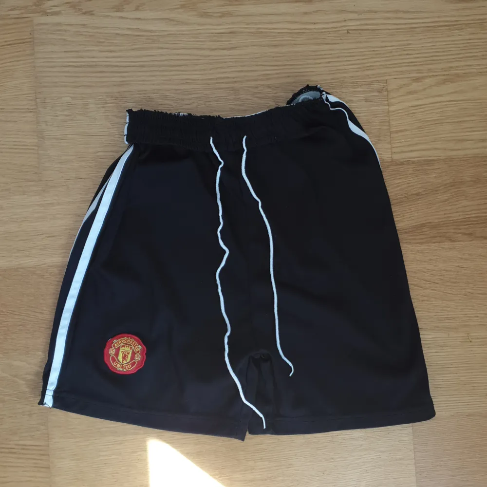 Svarta Manchester United shorts för barn och använd få gånger och för ett bra pris. Sport & träning.