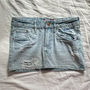 Säljer min lågmidjade jeans kjol som e perfekt nu inför sommaren men är tyvärr för liten, midjemått 72 cm💞