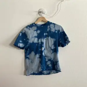 Blå batikmönstrad kort t-shirt från Asos