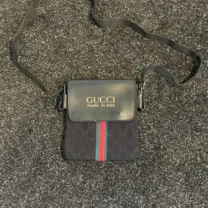 Gucci väska som är använd endast en gång. Den har bra kvalitet och det kan knappt märkas att den är använd. Hör av er vid intresse eller om ni har någon fråga.