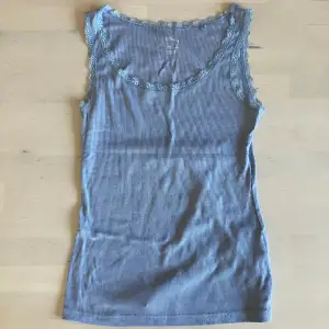 Ljusblått linne med spets