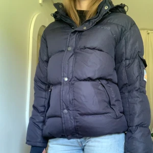 Marinblå dunjacka - Säljer denna marinblå dunjacka i använt skick. Skriv vid frågor!