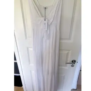 Vit långklänning från Design by si! Jättefin till sommaren🌸 Klänningen heter Lydia dress och finns fortfarande att köpa på hemsidan. Aldrig använd och har lappen kvar💕 Nypris 453kr. Säljer den för 200kr + frakt