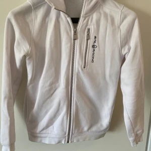 Vit hoodie - Sail Racing - Vit hoodie av märket Sail Racung. Stl 160.  Fint skick 