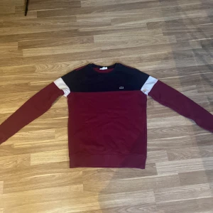 Märkes tröja  - Snygg tröja som är i väldigt bra skick knappt använde 10/10