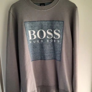 HUGO BOSS tröja  - Super snygg tröja från HUGO BOSS i storlek XL, (Skick: 9/10). För flera bilder eller frågor så är det bara att höra av sig//Classe supérieure