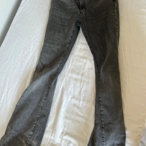 Jeans - Så snygga och populära grå flare jeans! 