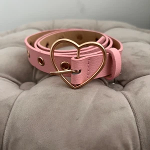 Rosa bälte med ett hjärta<3 - Superfin rosa bälte med ett hjärta på. Bra skick och har aldrig använt! 