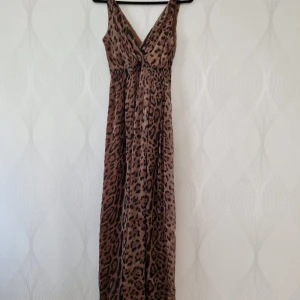 sommar klänning  - Maxi sommar klänning med leopard print. Den passar S men ochså M. Det finns ett hål innut i men den syns inte utanpå. kontakta för fler frågor/ bilder  🌸midja: 30 cm ( den har strechband) 🌸rakt under underarmar 47cm 🌸längd från axelbandet 150cm  