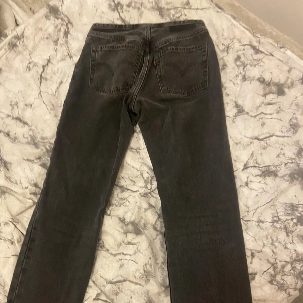 Säljer mina levi’s jeans då jag bara använt dom några gånger, passar för storlek xs/s. Straight fit, low waisted. Jag är 157. Pris kan diskutera genom snabbköp.. Jeans & Byxor.