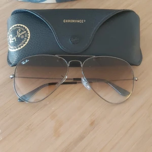 Ray-Bans - Ett par riktigt snygga Ray-Bans till sommarn. Använda endast 2 gånger och har inga defekter alls. Nypris 2100kr. Mitt pris 300 kr. Hör av er vid fråger eller så!