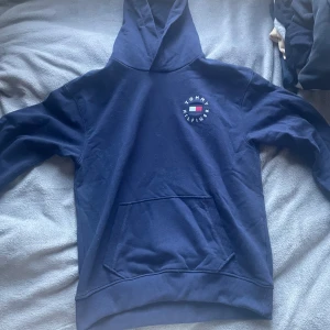 Tommy hilfiger tröja  - Tommy hilfiger tröja helt oanvänd och super bra skick🤩 den perfekta hoddien till sena sommarkvällar! Pris kan diskuteras vid snabb affär!!