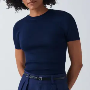 Säljer denna otroligt fina mörkblå t shirt från Gina då jag inte tycker den sitter så bra på mig , Är Xl men sitter mer som en S men passar även M köpt för 260