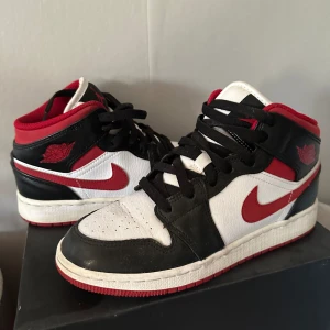 Nike jordan 1 mid - Sparsamt använda jordan 1. 