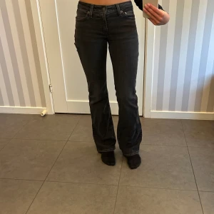 Levis lågmidjade jeans - Säljer dessa helt nya grå/svarta Levis jeansen, då de är för korta för mig. Använda en gång, så skicket är som nya. Nypris ca 1000kr, därav priset! Innerbenslängd: 80cm, midjemått:33cm tvärs över! Skriv vid frågor eller om du önskar fler bilder!