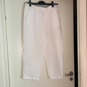 Linnebyxor - Köpte dessa precis från antingen Plick eller Vinted men de är väldigt korta i modellen och är jätte korta på mig. Skulle säga att de kanske passar nån som är 160-165. Om du har några frågor är de bara att höra av dig😊🩷