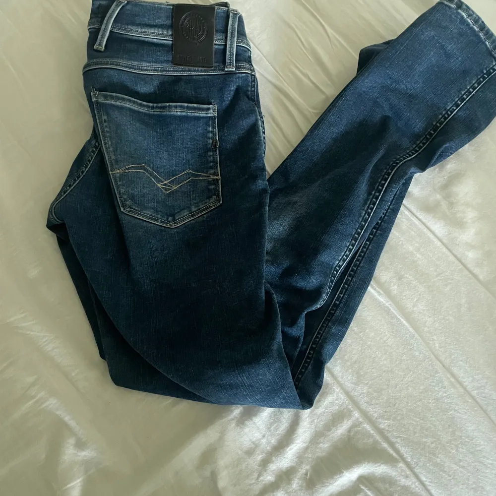 Fräscha jeans med lite slitningar, vid fler funderingar är det bara att skriva . Jeans & Byxor.