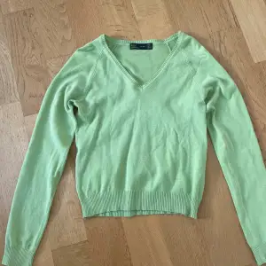 Superfin grön tröja som knappt är använd. Storlket L men skulle snarere säga S