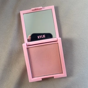 Kylie blush  - Säljer min blush från Kylie Cosmetics i färgen pink power! Använd litegrann men väldigt mycket kvar i den som ni ser 🩷