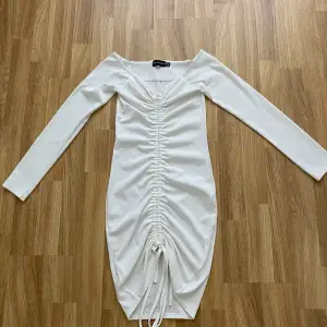 Jättefin vit klänning från Prettylittlething i storlek s 