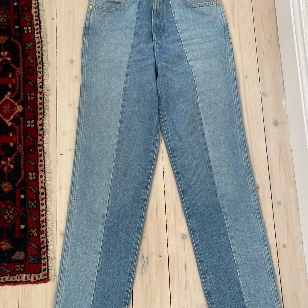 Unika Wrangler jeans i två färger. Stl 28/32. Men mer som som waist  27 . Jeans & Byxor.