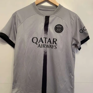 PSG t-shirt  - Har inte använt den så mycket ungefär 5-6 gånger bara, skriv för mer bilder eller info. Storlek s 