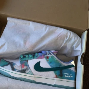 Nike SB dunk Futura  - Rikdigt feta Nike dunk SB futura💜💙🤍🖤, har kvitto för att visa att det är äkta 💲💲