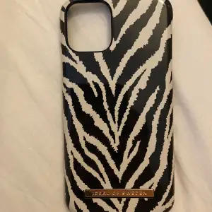 Säljer ett zebra ideal of Sweden mobilskal till IPhone 11 pro💕 Inga defekter alls! Nypris: tror 349 men det finns inte kvar på hemsidan tror jag 💕 har av dig för frågor och/eller intresse 💕