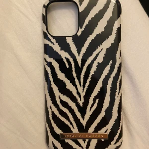 Zebra ideal of Sweden mobilskal - Säljer ett zebra ideal of Sweden mobilskal till IPhone 11 pro💕 Inga defekter alls! Nypris: tror 349 men det finns inte kvar på hemsidan tror jag 💕 har av dig för frågor och/eller intresse 💕
