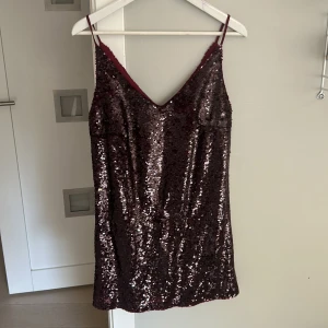 Paljettklänning - Röd paljettklänning från NLY Trend. Använd 1 gång och de va på julafton 😍hittar ingen användning för den, annars väldigt skön då den har extra innerklänning vilket gör att paljetterna ej skaver.
