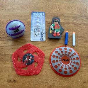 Blandade leksaker - Nerf, Batman, Spiderman, Olof Frost