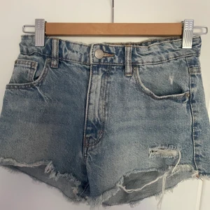 Jeans shorts - Jeans shorts från Gina tricot i st 152. Jättebra skick