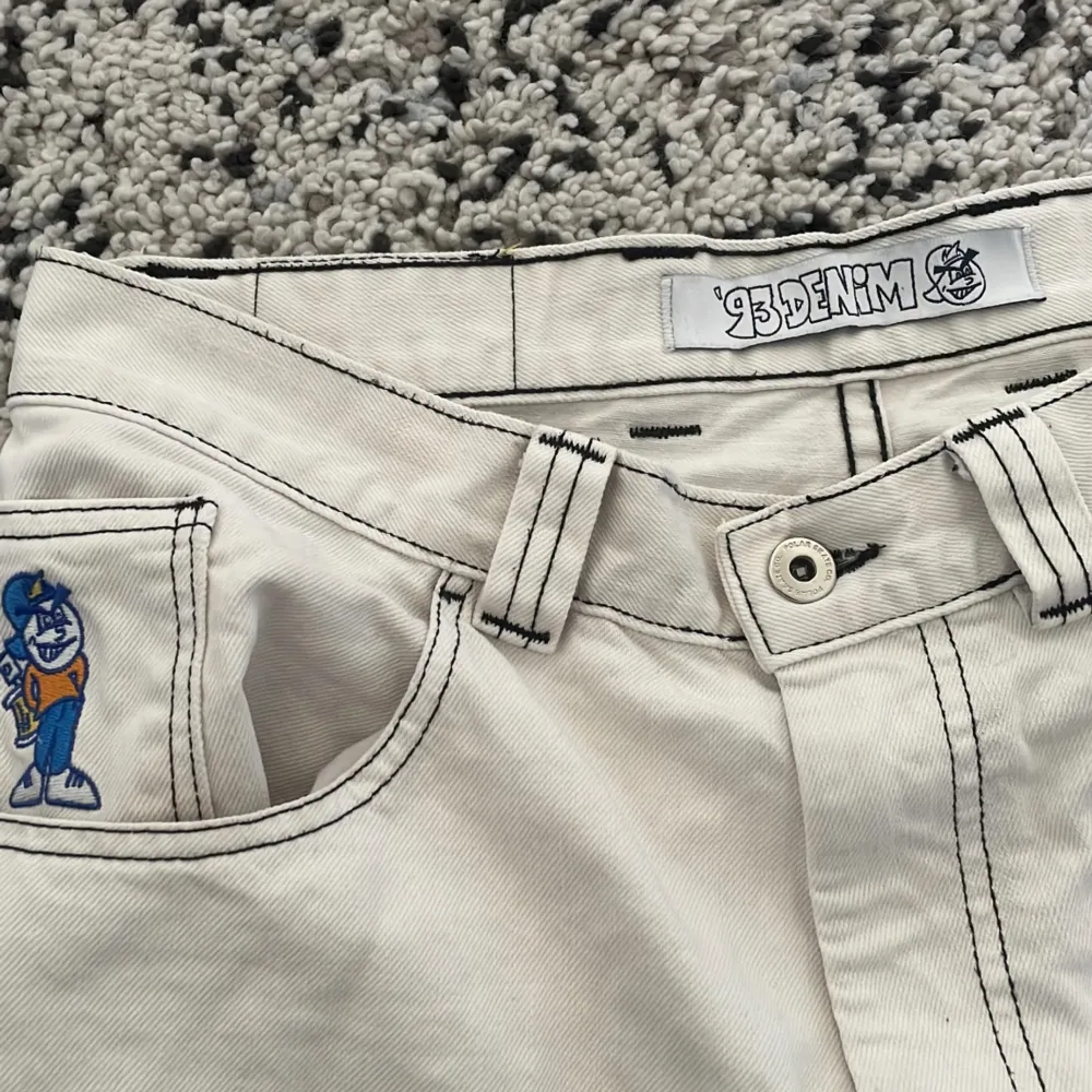 Riktigt feta vita Polar 93 jeans i fint skick! inga slitningar, knappt använda!. Jeans & Byxor.