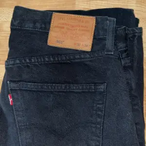 W32 L34 svarta Original levis 501 jeans. Mycket bra skick. 👍