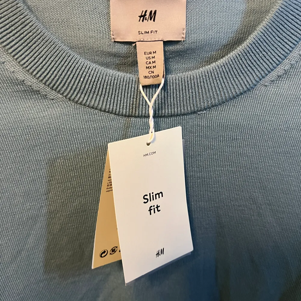 Säljer denna merino ull tröjan från hm som aldrig är använd har även pris lappen kvar som ni ser på andra bilden och är i storlek M, ord pris 399kr. Tröjor & Koftor.