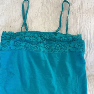 Ett blått linne  - Ett jätte fint blått Linne som jag säljer,  använts några få gånger 