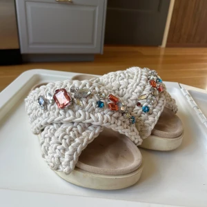 Inuikii tofflor  - Säljer mina sparsamt använda inuikii tofflor!! Storlek 38! Hör av er vid intresse❤️ nypris 2700❤️