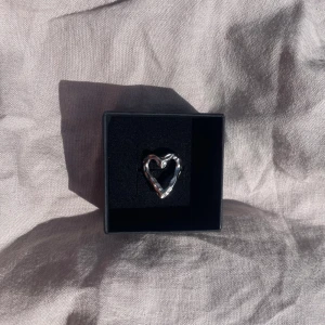 Saga ring rostfri  - 45kr/st, i 201 Stainless steel,  finns flera i lager😊 kolla gärna in min instragram där jag främst sköter försäljningen 🤍 fler liknande smycken hittar ni på min sida 🥰