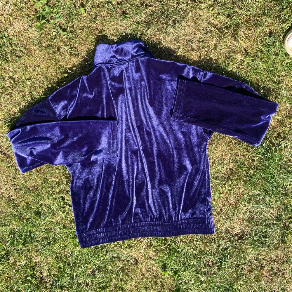 En mörkblå sammetströja. Köptes på Ullared, den är storlek 158/164.kontakta om du är intresserad!🥰. Blusar.