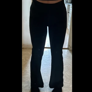 Utsvängda träningstights  - Tränings byxor som är utsvängda.  Aldrig använda. Fläckarna är på spegeln. 