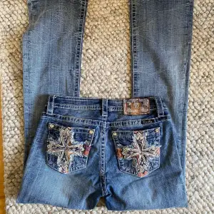 Skitsnygga miss me jeans i mycket bra skick!! Bootcut och lowwaist, storlek 29 ❣️❣️Assnygg passform