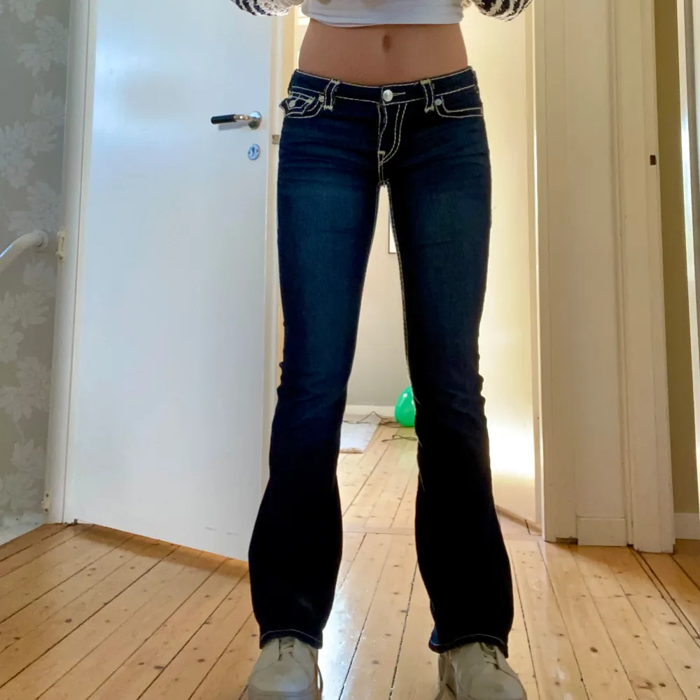 Säljer dessa sjukt snygga true religion jeans köpta på NK💕 Nypris: 3000kr och det är i väldigt fin skick🥰 Storlek 27 och passar mig som har 36 i vanliga fall och 170 lång :) Modellen joey low rise flare 🤩. Jeans & Byxor.