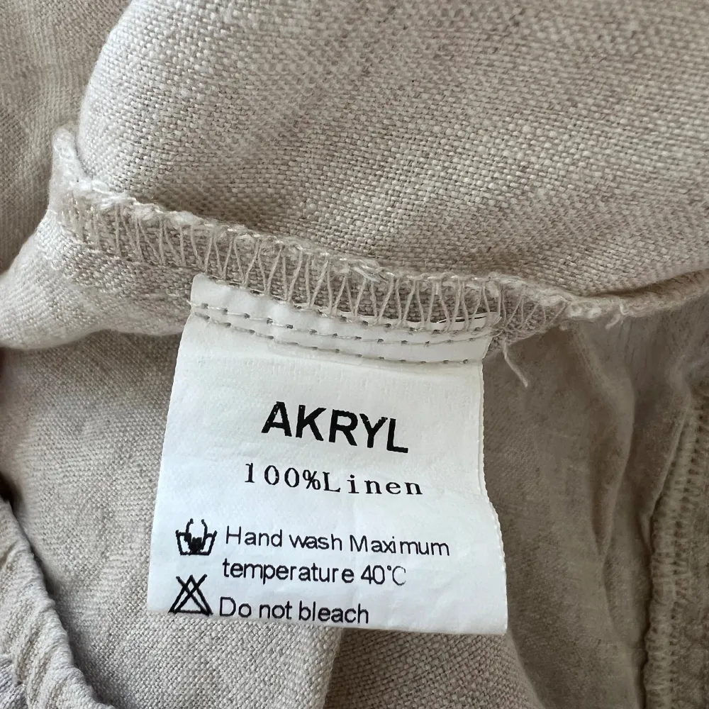 Beiga linnebyxor av 100% linne från Akryl. Går att ha skärp. Regular fit. Ny pris 700 kr, säljer de för 400kr. Köparen står för frakten . Jeans & Byxor.