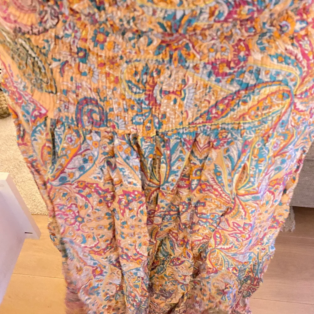 INTRESSEKOLL Säljer denna as snygga mönstrade långkjol som endast är använd 1 gång. Super snygg verkligen😍😍 Nypris: 600. Hameet.