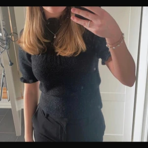 Glittrig tröja - Glittrig stickad tröja från hollister, jättefin men blivit för liten tyvärr