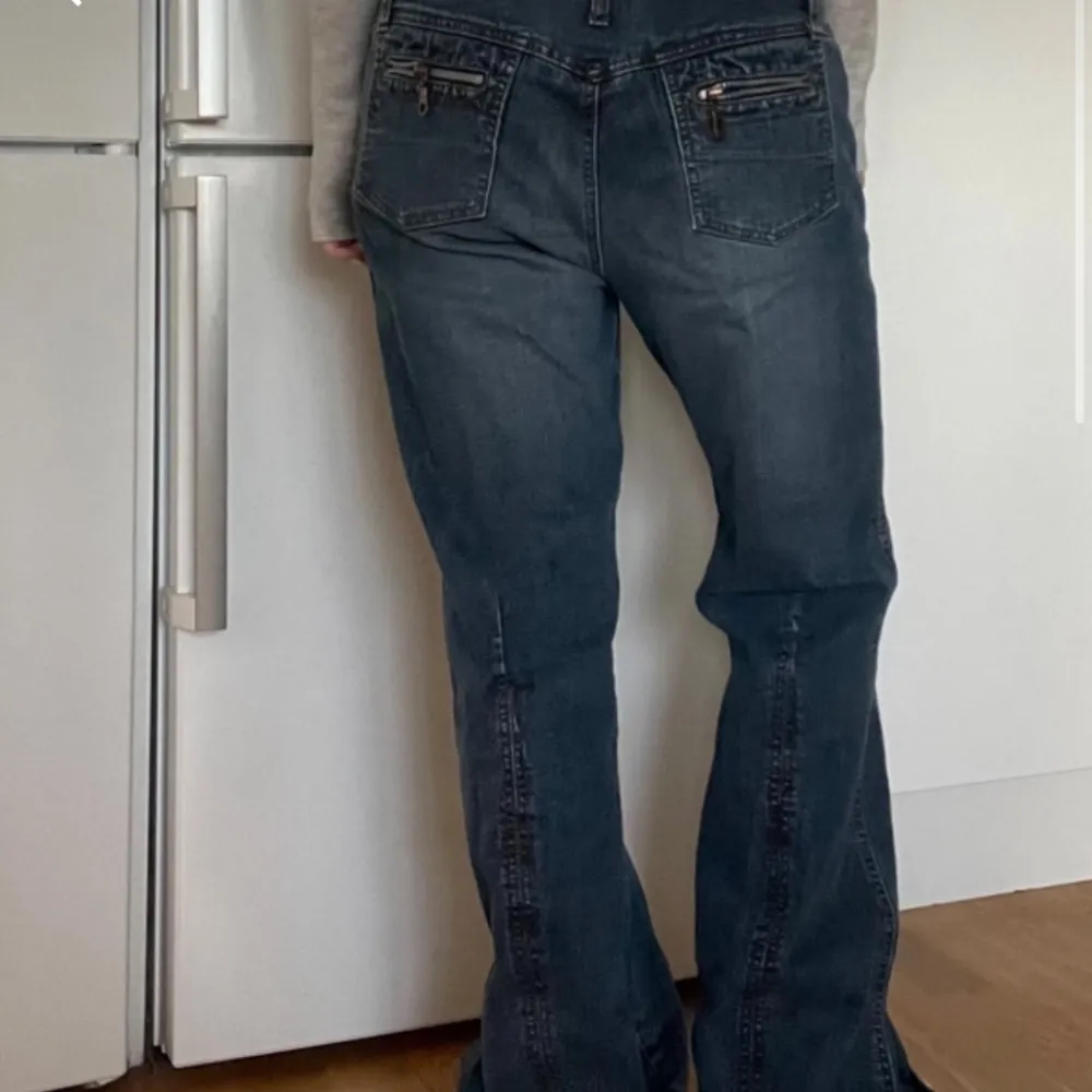 Säljer dessa bootcut jeans som passar S/M och någon som är ca 168-173 cm(efter att jag sprätte upp dom längst ner)💛 Dom är i perfekt skick💛vet inte märket. Jeans & Byxor.