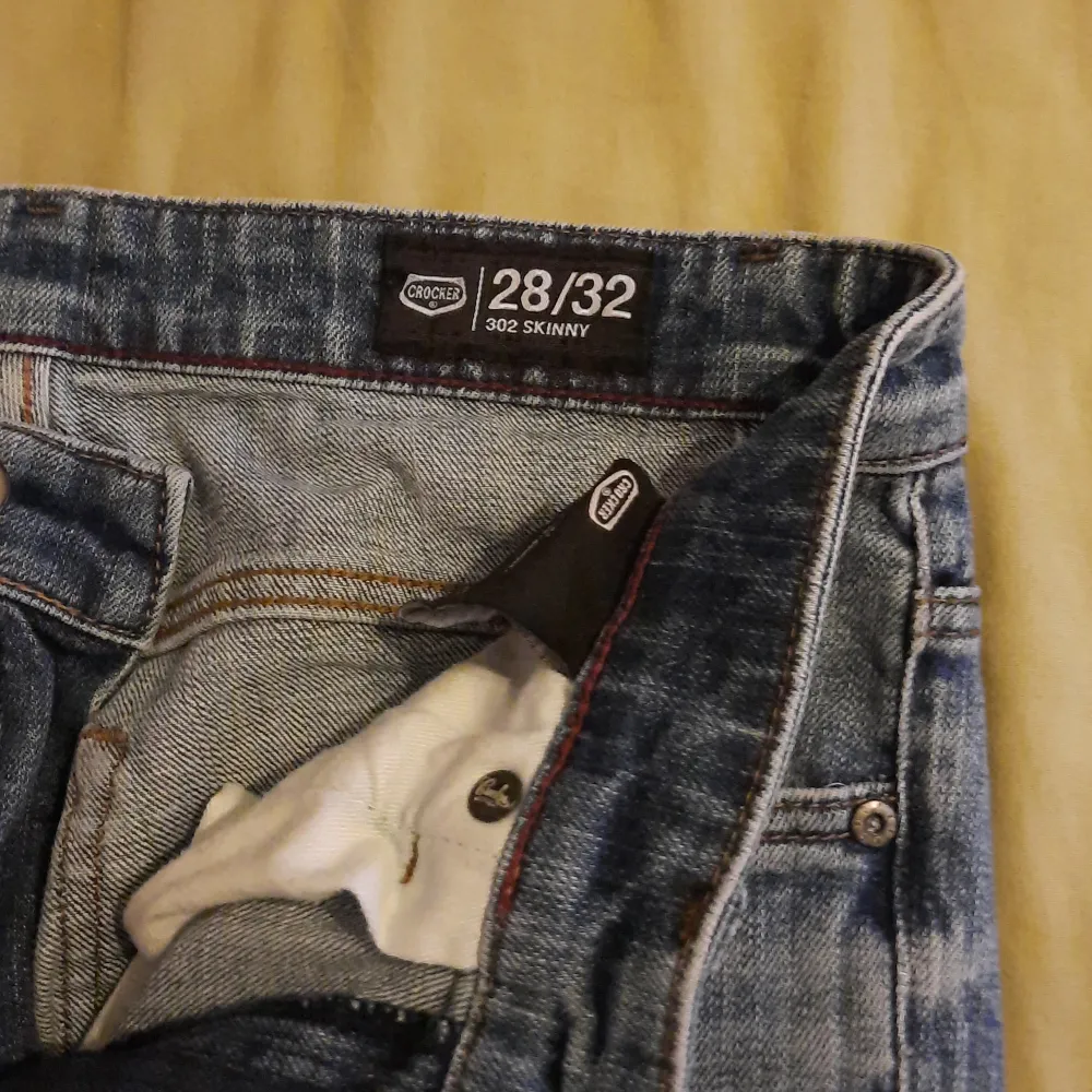 Ett par crocker jeans herr, storlek 28/32, 302 skinny. Mycket bra skick, har aldrig använt dem, endast testat. Dem är blå/grå.. Jeans & Byxor.