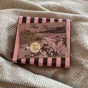 Bronzer palette från Too Faced - Innehåller primer, bronzers, blush och highlighter 💓Köpt för ca 650 kr. 