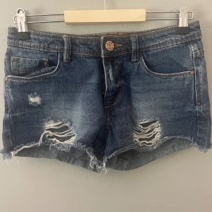 Lågmidjade jeansshorts  - Säljer dessa lågmidjade jeansshortsen från terranova💗 Fint skick dock är dragkedjan sönder men går lätt att fixa därav priset💗 Hör av dig vid fler frågor!